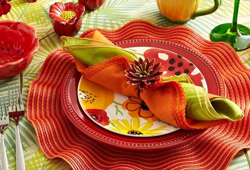 Serviettes pliées de façon festive