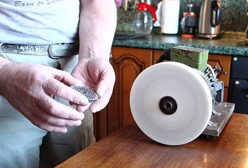 Affûtage d'un couteau à viande statique