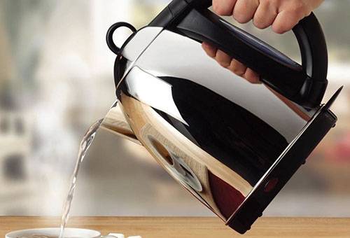 Bouilloire électrique brillante