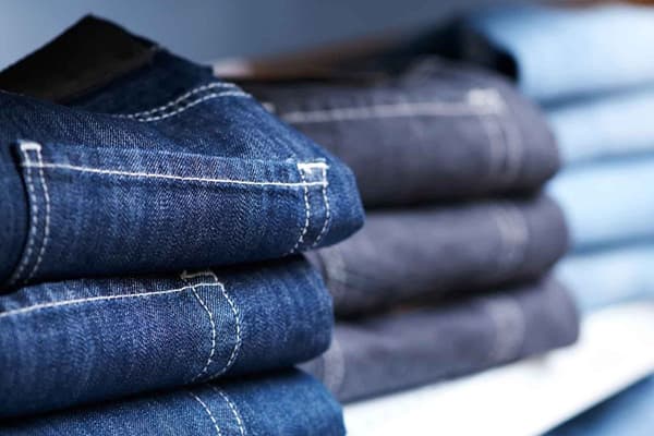 Jeans sur une étagère dans un magasin