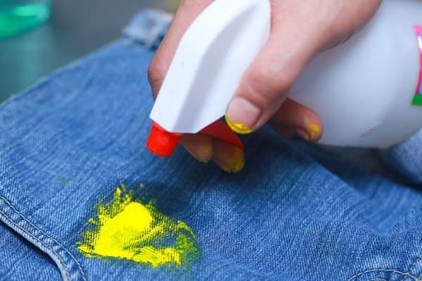 Tache de peinture sur le denim