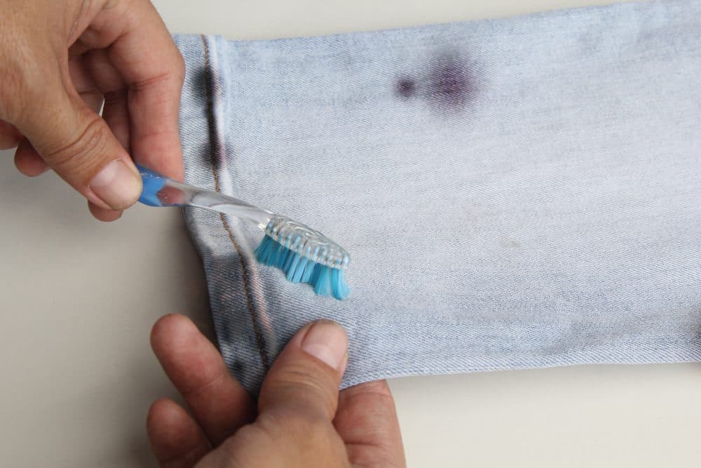 Enlève les taches de peinture sur les jeans légers