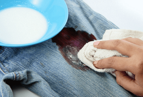 on enlève les taches avec une solution saline