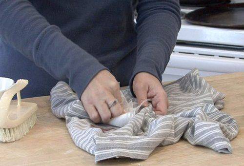 femme enlève les taches sur les vêtements