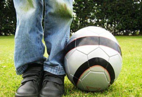 garçon en jeans souillés