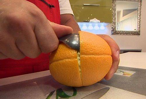 éplucher une orange avec une cuillère