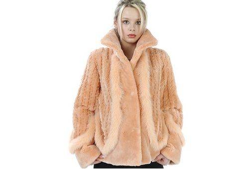 fille en manteau de castor