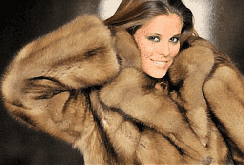 fille en manteau de castor