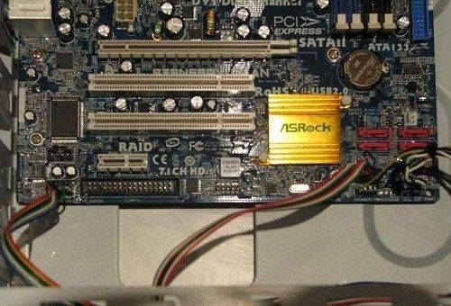 connexion du câble d'alimentation à la carte mère