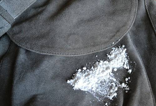 Enlever les taches d'un sac en daim talc
