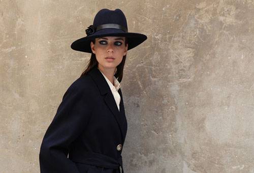 Fille en manteau de Cachemire