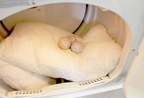 Laver les oreillers dans une machine à écrire