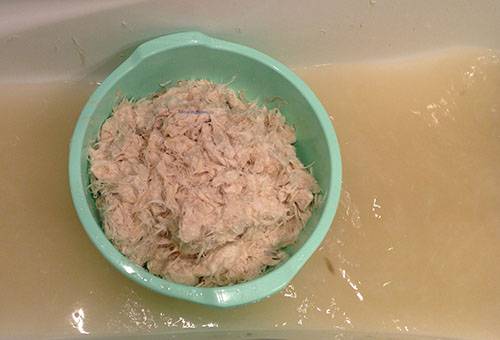 Flushing vers le bas et la plume de l'oreiller