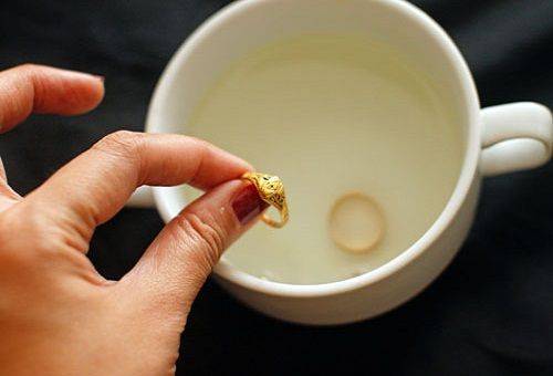 un anneau dans une tasse