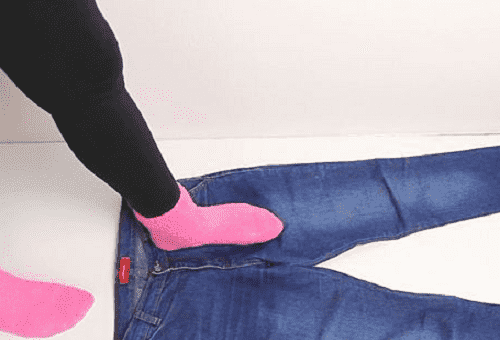 fille se dresse sur un jean