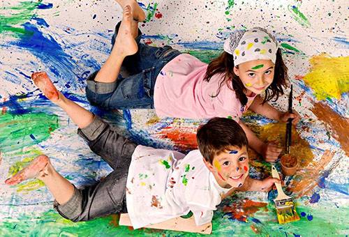 Les enfants sont sales de peinture
