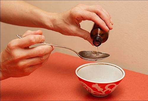 Préparation d'une solution pour enlever la peinture des vêtements