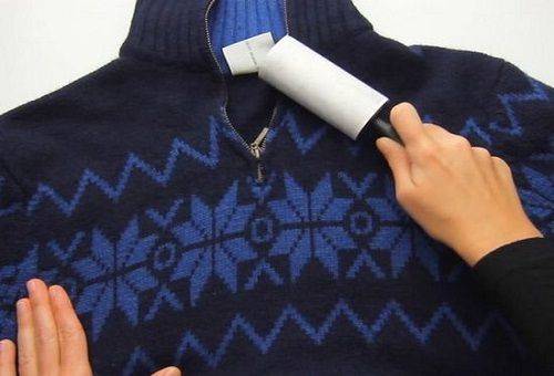 nettoyer les bobines de vêtements avec du ruban adhésif double face