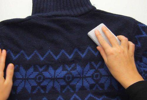 nettoyer les bobines de vêtements avec une éponge