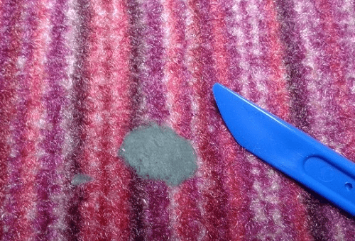 pâte à modeler sur le tissu