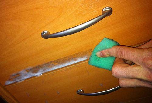 Retrait du ruban adhésif de la table de nuit