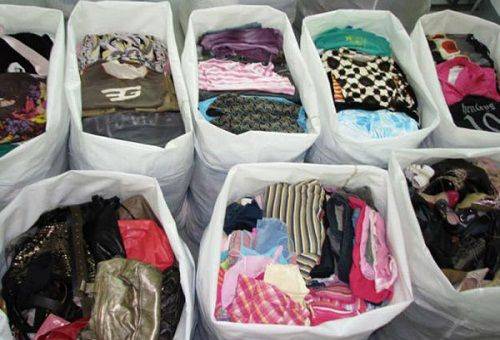 vêtements de seconde main dans des sacs