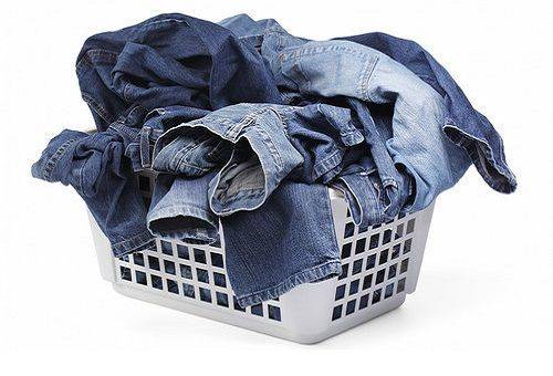 jeans dans un panier à linge