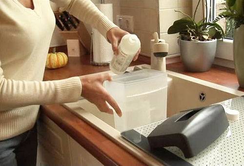 Remplir le réservoir de l'aspirateur de lavage