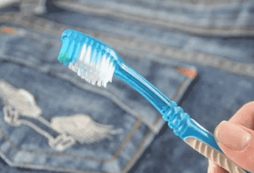 brosse à dents et jeans