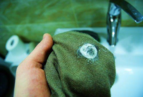 collant chewing-gum sur un pull