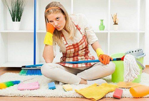 fille fatiguée du nettoyage