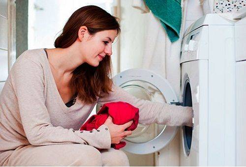 femme met le linge dans une voiture