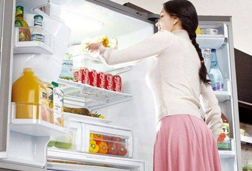 fille au frigo ouvert