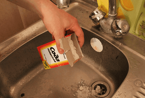 nettoyer l'évier avec du soda