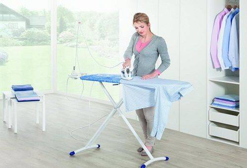 femme repassant une chemise