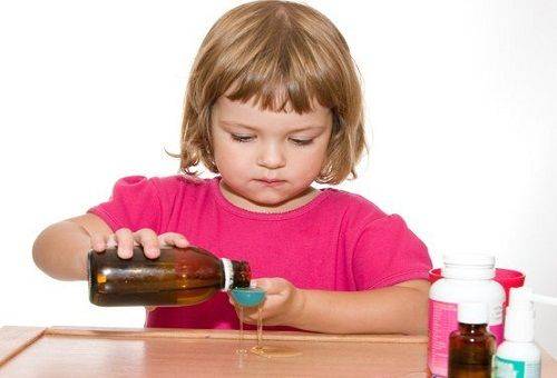 fille jouant de la drogue