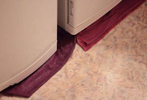 L'eau coule du réfrigérateur