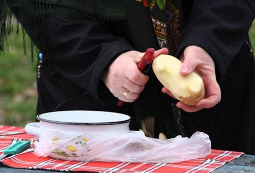 Éplucher des pommes de terre