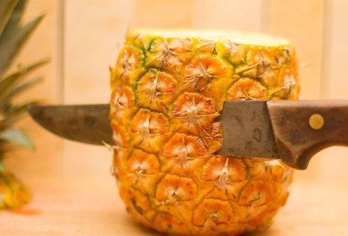 éplucher des ananas au couteau