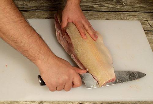 Couper la truite sur le filet