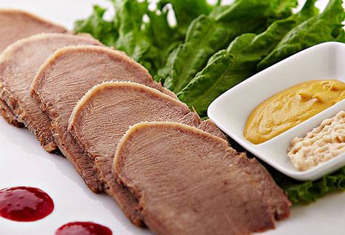 Langue de boeuf avec des sauces