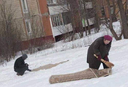 femme nettoie le tapis