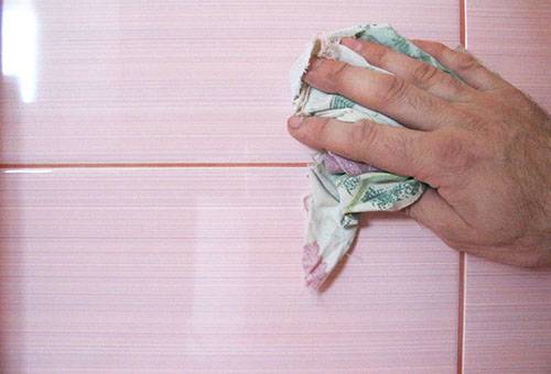 Essuyer les carreaux du calcaire