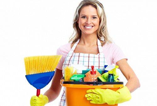 femme avec des détergents