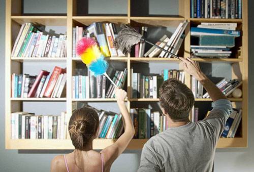 Dépoussiérage des étagères