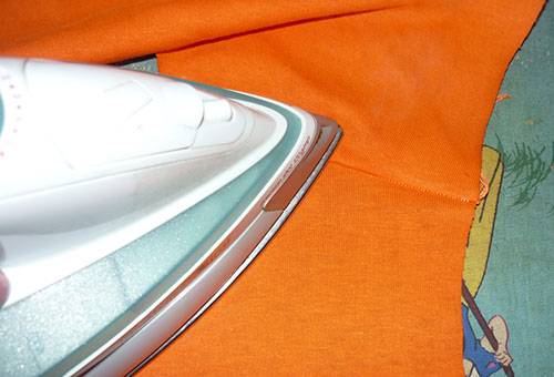 Enlever une tache de gaz avec un fer à repasser