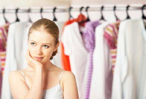 fille à la garde-robe avec des vêtements
