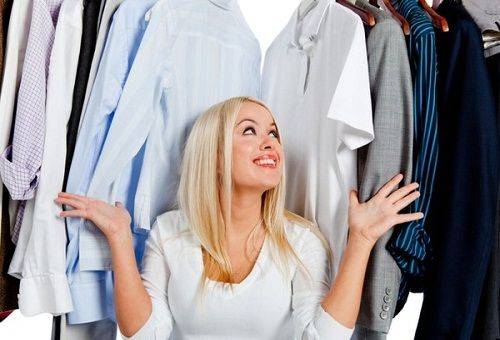 fille à la garde-robe avec des vêtements