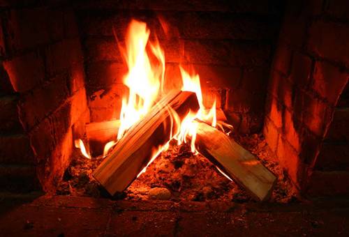 Bois de chauffage dans le poêle