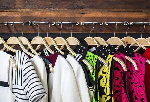 Vêtements sur cintres